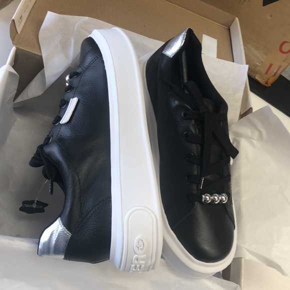 Super comfy leather sneakers in black match any occasions, Limited sizes - Picture 2 of 6